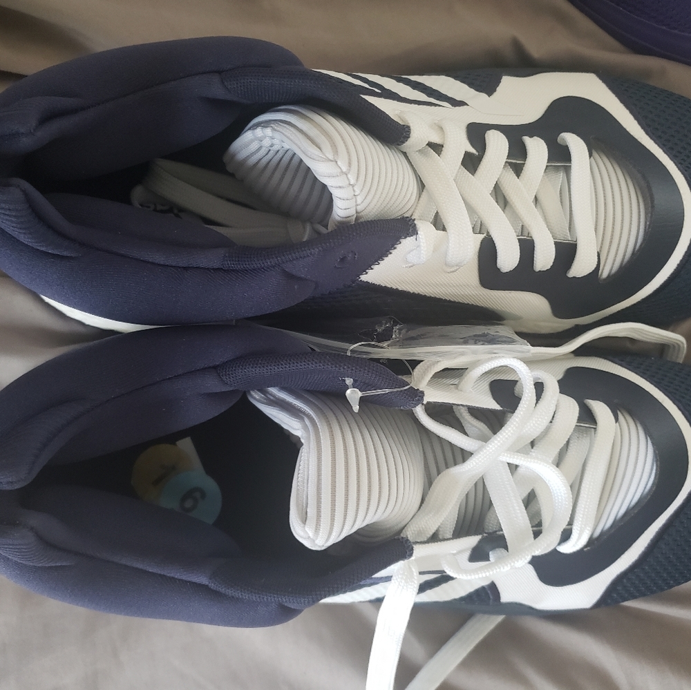 Basketball shoes
